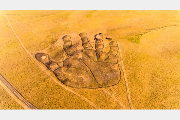 “Bàn tay Phật” khổng lồ giữa cánh đồng Nội Mông