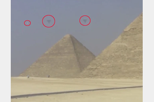 Kỳ lạ kim tự tháp Giza ở Ai Cập có UFO hình dáng lạ bay xung quanh