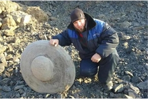 Thấy nhiều phiến đá có hình đĩa bay, Nga nghi ngờ dấu vết của 