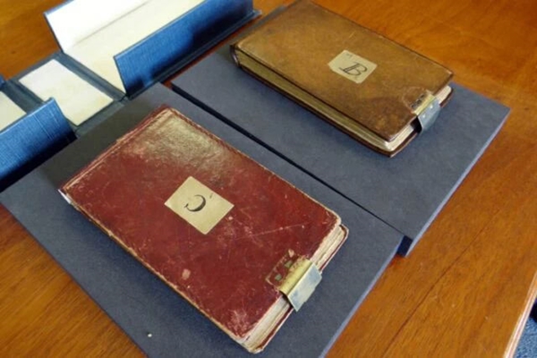2 cuốn sổ tay vô giá của Charles Darwin đã được người bí ẩn trả lại Thư viện Đại học Cambridge sau 20 năm lưu lạc