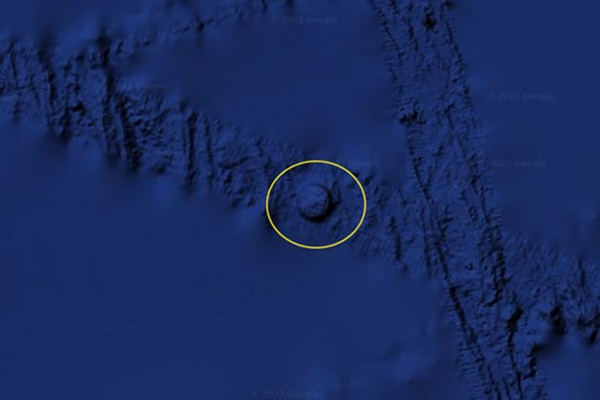 Phát hiện hình tròn kỳ lạ nghi UFO giữa đại dương trên Google Earth