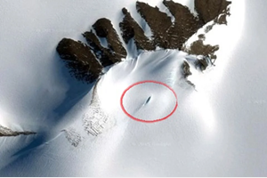 Phát hiện tàu UFO vùi trong tuyết ở Nam Cực
