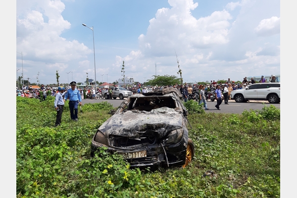 Tai nạn xe Mercedes ở kênh nước Tiền Giang: Dự cảm không lành của người mẹ