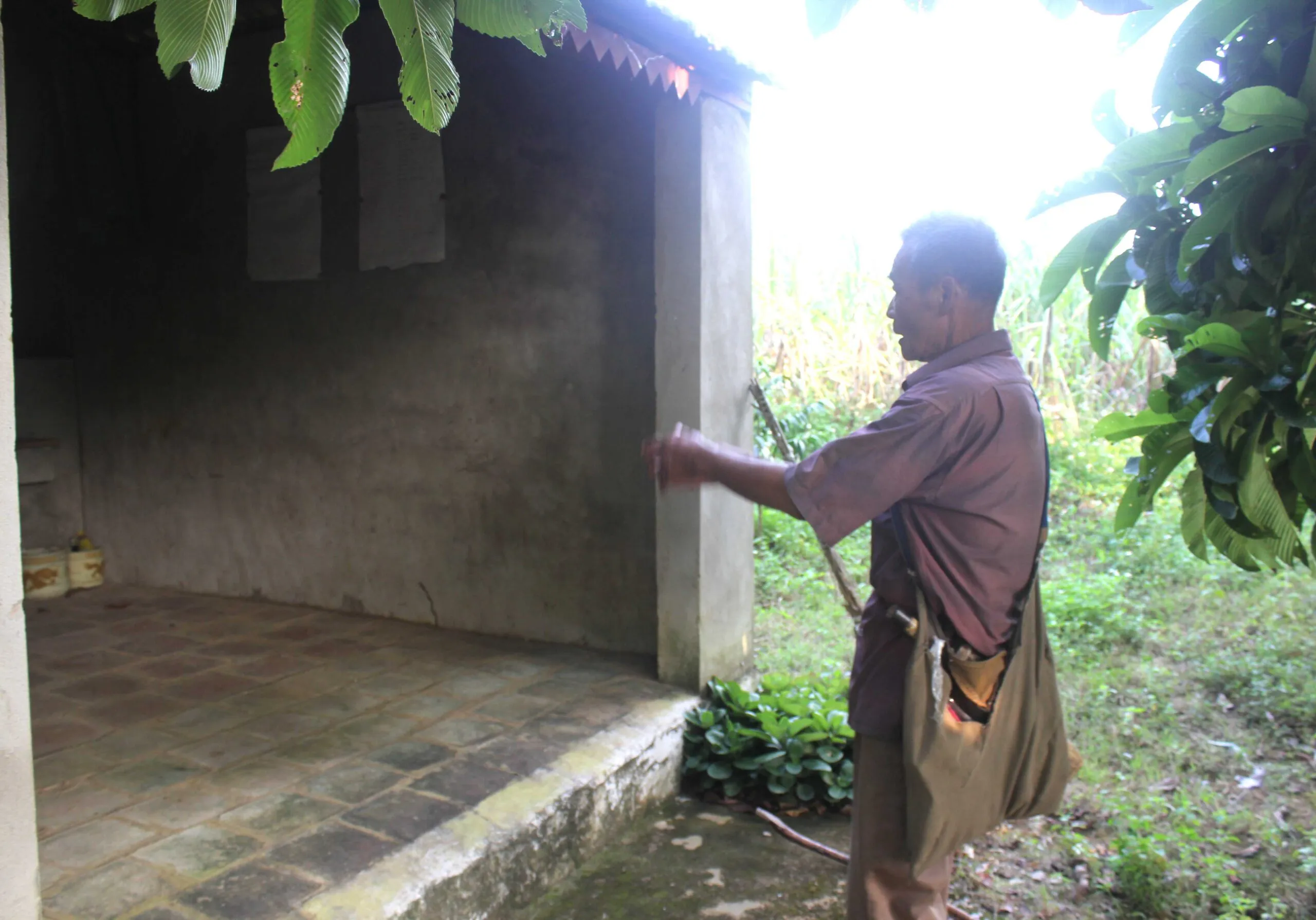 Thần Hổ Xám – Báo Thù (phần 5): Ông Đinh Văn Trinh cúng bái tại miếu Vó Ấm, nơi tưởng nhớ sự hy sinh của thợ săn Đinh Văn Riệc.