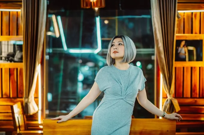 Nhà văn nữ Di Li, tác giả của tiểu thuyết 'Trại hoa đỏ'.