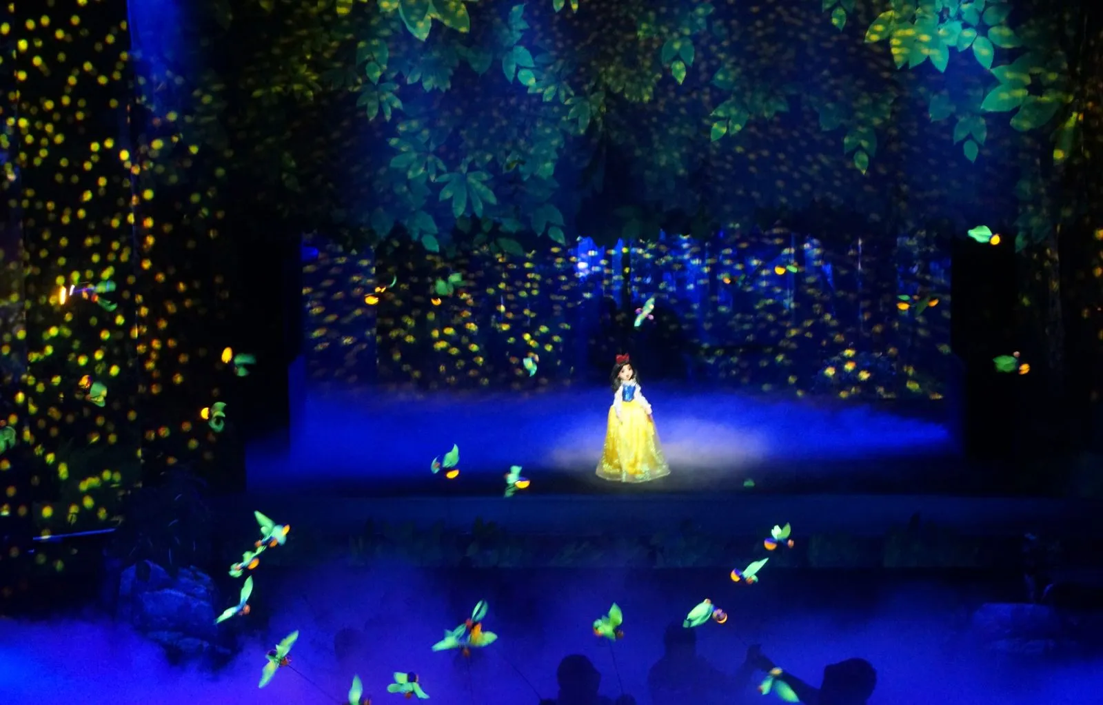 Khán giả nhí chìm đắm trong không gian sân khấu múa rối nước và rối cạn rực rỡ sắc màu thần tiên