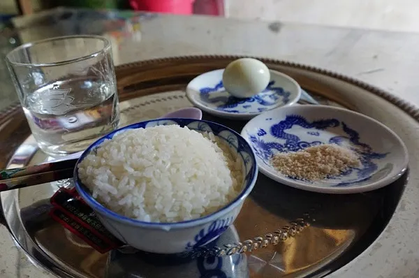 ý nghĩa sâu sắc tại sao ngày giỗ phải có bát cơm quả trứng theo truyền thống Việt Nam