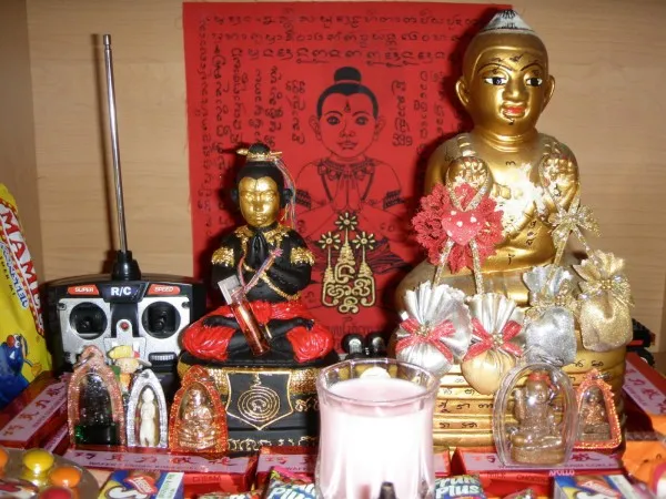 Hình ảnh bàn thờ cúng Kumanthong trong nhà, thể hiện văn hóa tâm linh Thái Lan.