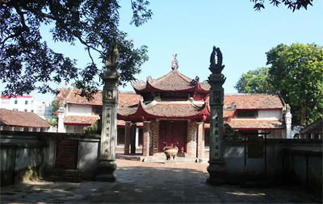 Ngôi đình làng truyền thống Việt Nam nép mình dưới bóng cây đa cổ thụ, minh họa cho thành ngữ Thánh Cây Đa – Ma Cây Gạo – Cụ Cao Cây Bàng