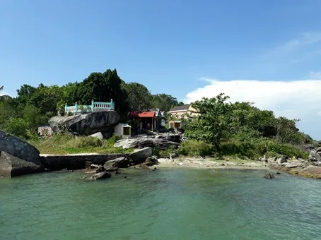 Miếu Hoàng tử tại Vịnh Đầm, An Thới, Phú Quốc – Ảnh Hà Tấn Tài