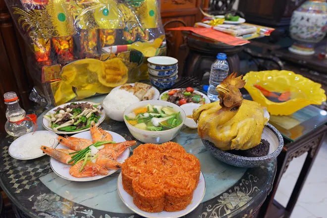 Mô tả tranh vẽ dân gian về sự tích "hai ông một bà" (Thị Nhi, Trọng Cao và Phạm Lang) liên quan đến sự tích Ông Công Ông Táo