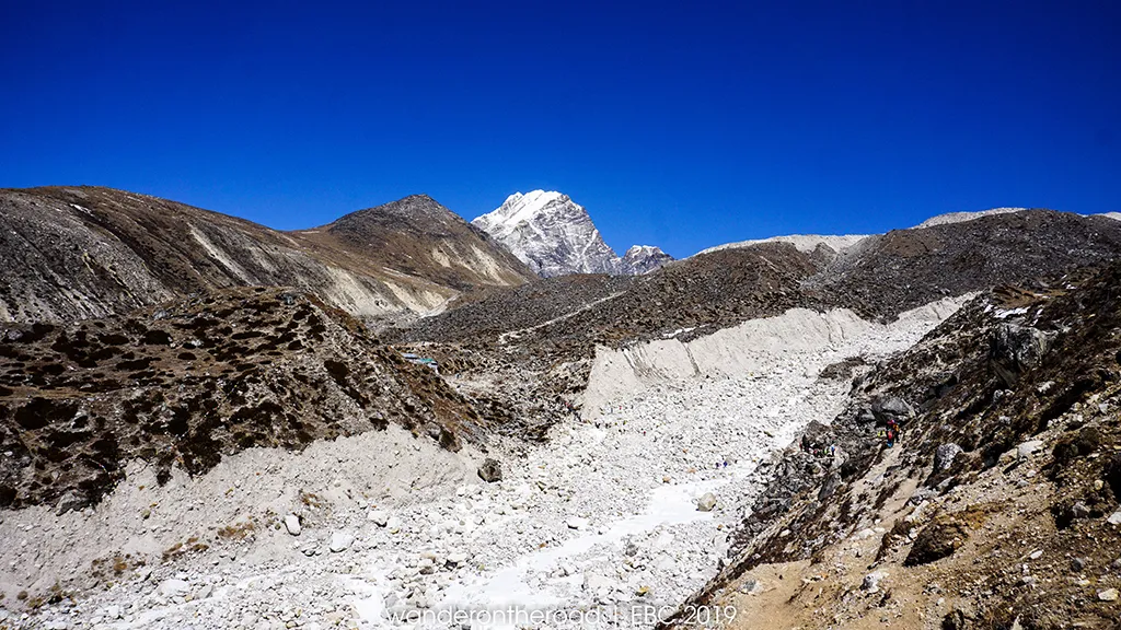 Con đường dẫn đến khu vực linh thiêng nơi tiến hành cầu cơ