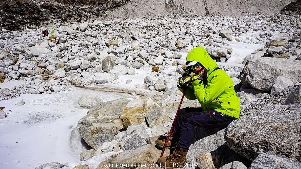 Ngồi nghỉ ngơi và tĩnh tâm trước khi bước vào cuộc đối thoại tâm linh