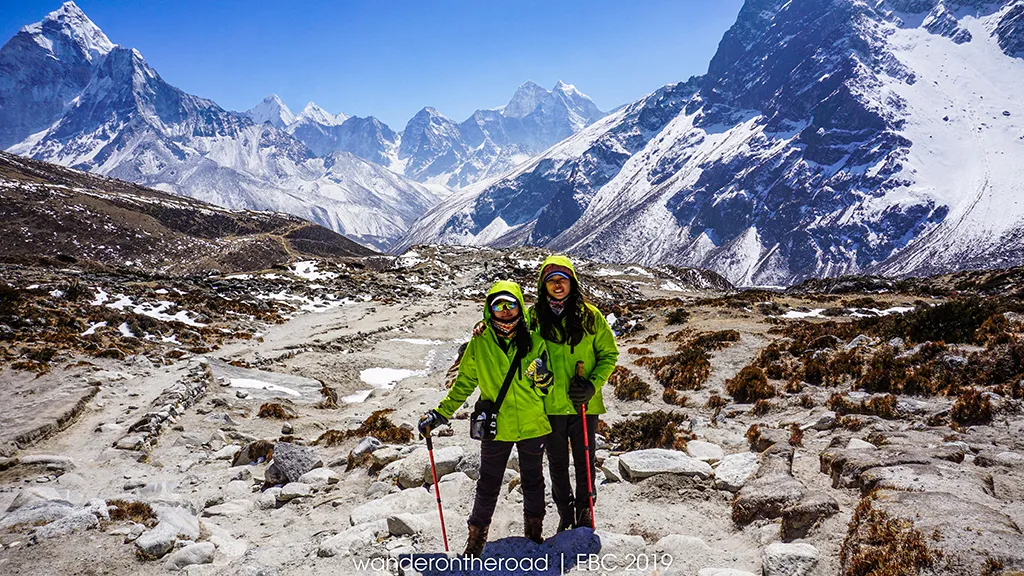 Bàn thờ tạm chuẩn bị cho nghi thức cầu cơ