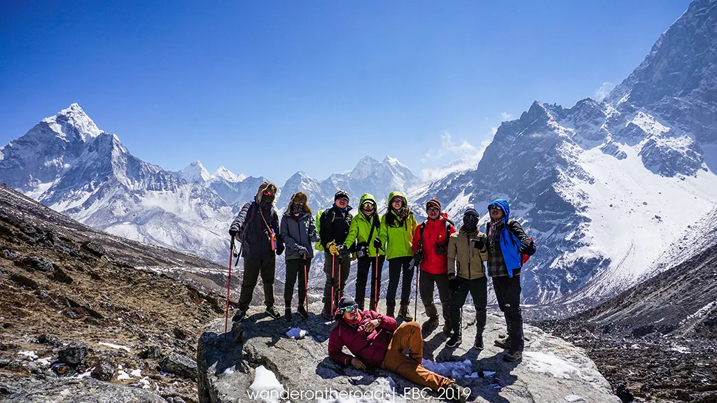 Quang cảnh thiên nhiên rộng lớn bao quanh điểm cầu cơ, tăng tính huyền bí
