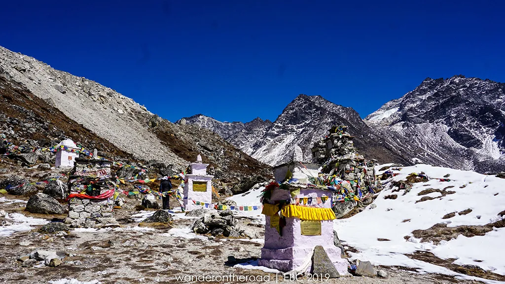 Những cột đá hoặc cây cổ thụ được cho là nơi Con đom đóm dẫn hồn xuất hiện