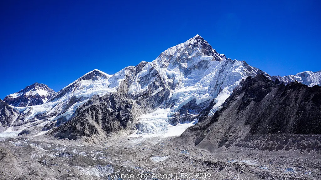 Đỉnh núi tượng trưng cho sự kết nối giữa trời và đất trong tín ngưỡng dân gian