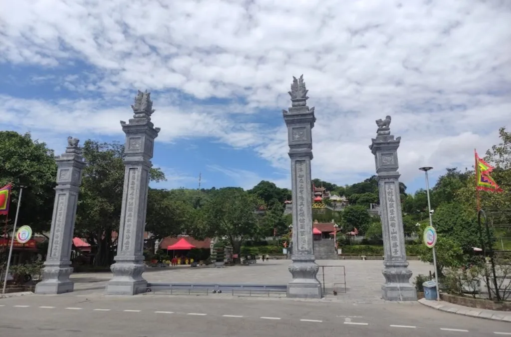 Đồ thờ cúng và không gian tâm linh kính dâng Văn bản chầu Đức Ông Đệ Tam