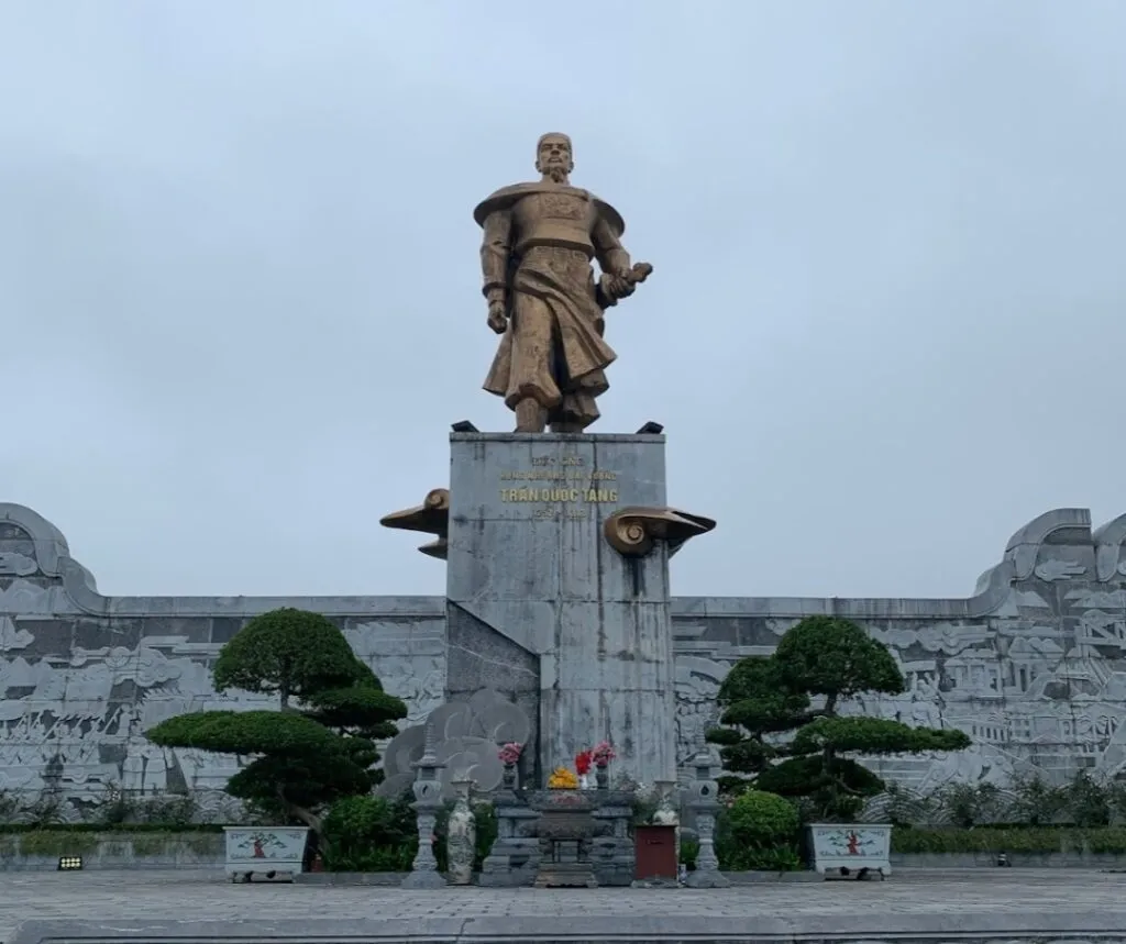 Ban thờ Đức Ông Đệ Tam Hưng Nhượng Đại Vương chuẩn bị cho nghi thức hát văn chầu