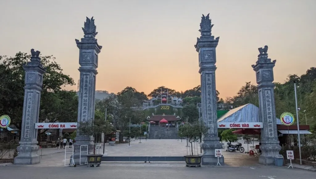 Khung cảnh đền thờ Cửa Ông, nơi phụng thờ Văn bản chầu Đức Ông Đệ Tam Hưng Nhượng Đại Vương