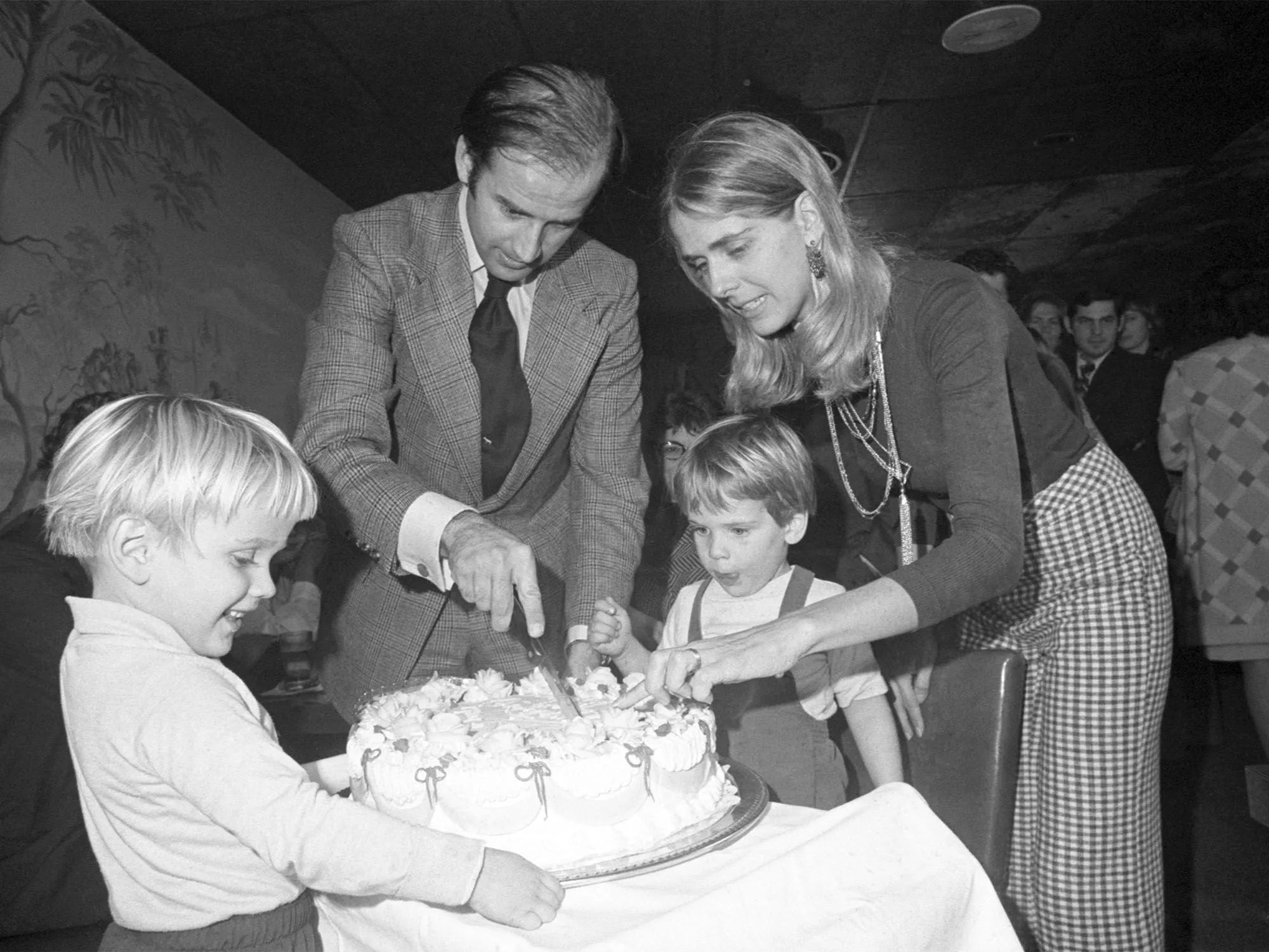 Joe Biden cùng vợ Neilia và các con Beau, Hunter, Naomi trước biến cố bi kịch 1972