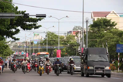 Những vật phẩm cúng tế và vàng mã bị rải trên đường, biểu tượng cho sự lãng phí trong nghi thức mai táng.