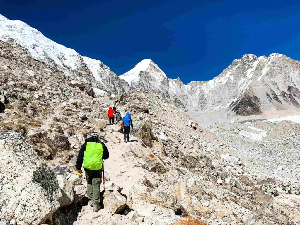 Ghi lại hình ảnh con đom đóm hay ánh sáng lạ (có thể là ánh sáng ma trơi)