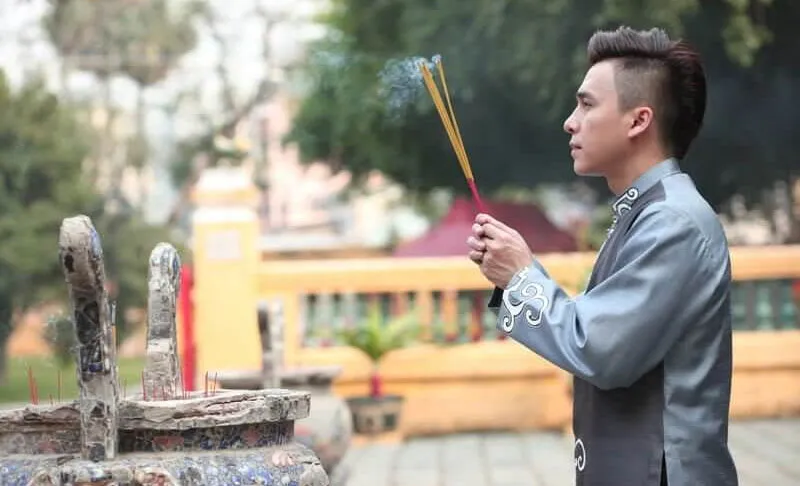 Giữ thái độ trang nghiêm, thể hiện lòng thành kính khi tham gia nghi lễ Tắm Phật tại chùa