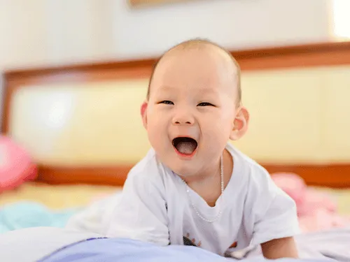 Ở tháng thứ 4, trẻ đã có thể giữ vững phần đầu